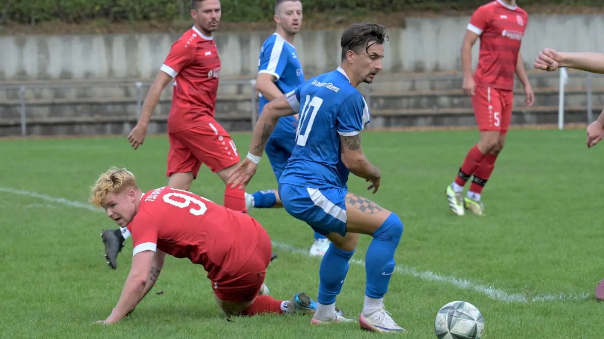 Mario Nikolovski (rechts), hier im Spiel gegen die TSG Upfingen, rasierte mit seiner SGM Dettingen-Glems den SV 03 Tübingen glatt mit 4:0.