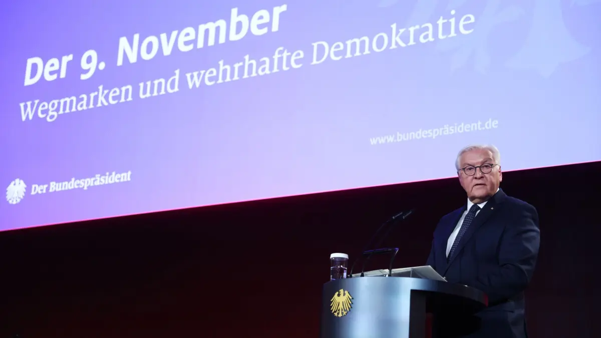 Gedenken 9. November - Bundespräsident: 09.11.2025, Berlin: Bundespräsident Frank-Walter Steinmeier hält am Jahrestag des Mauerfalls 1989, des antijüdischen Pogroms der Nazis 1938 und der Ausrufung der Republik nach dem Ersten Weltkrieg 1918 in seiner Residenz Schloss Bellevue in Berlin, Deutschland, eine Rede über aktuelle Gefahren für die Demokratie. Foto: Maryam Majd/Pool AP/dpa +++ dpa-Bildfunk +++