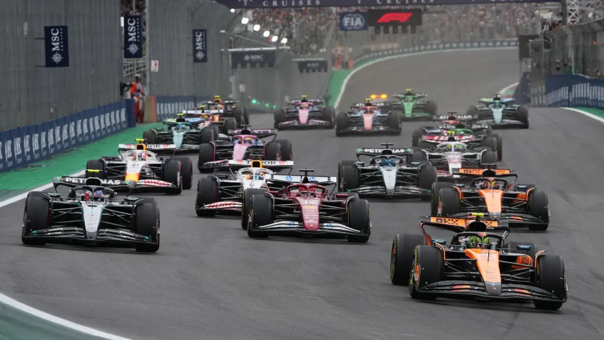 Großer Preis von Brasilien: 09.11.2025, Brasilien, Sao Paulo: Motorsport: Formel-1-Weltmeisterschaft, Grand Prix von Brasilien, Rennen. Der britische McLaren-Pilot Lando Norris (r) führt das Rennen. Foto: Andre Penner/AP/dpa +++ dpa-Bildfunk +++