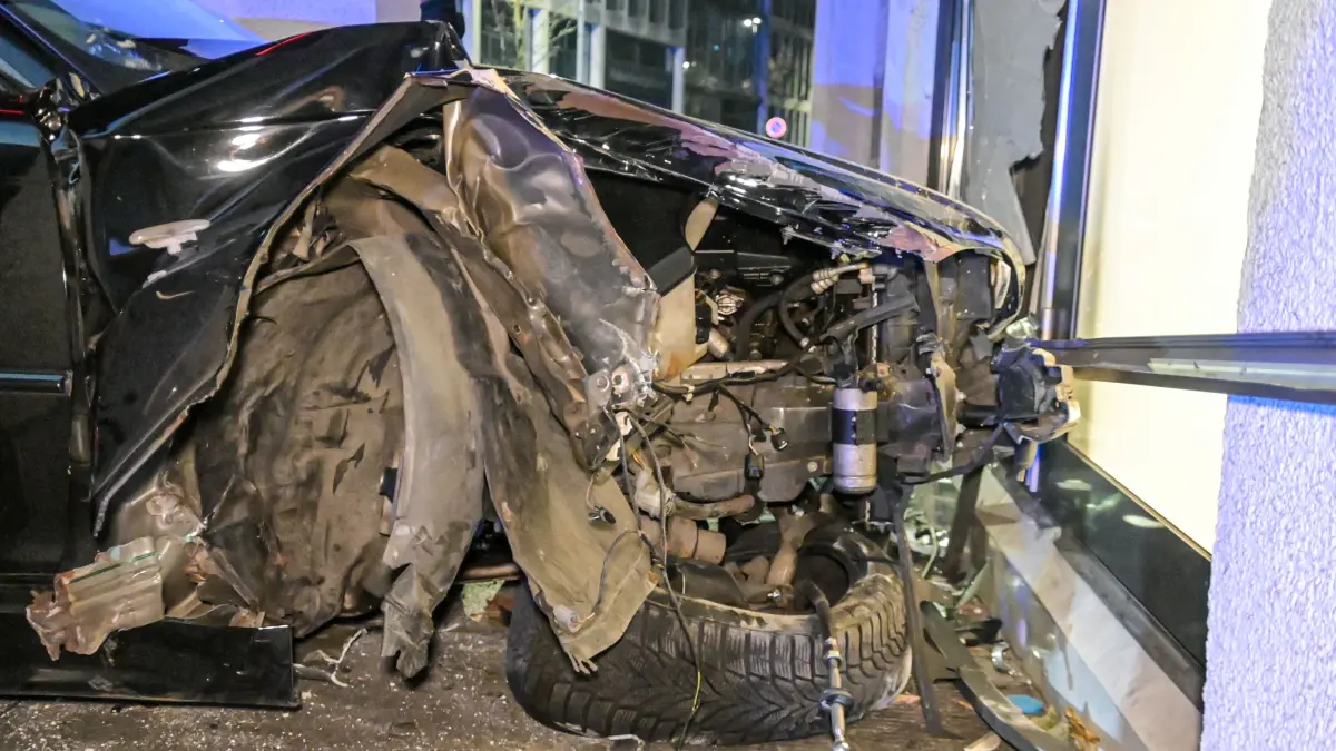 Ein BMW steht vor einer Bäckereifiliale in der Gerberstraße in Göppingen. In der Nacht war der Wagen von der Straße abgekommen und gegen die Mauern eines Gebäudes geprallt. Feuerwehr, Rettungsdienst und Polizei waren an die Unfallstelle ausgerückt. Nach ersten Informationen vor Ort wurden auch mehrere Menschen verletzt.