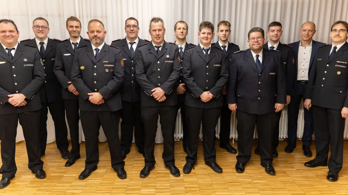 In der Hauptversammlung der Gesamtfeuerwehr Rangendingen wurde geehrt und befördert. Das Bild zeigt von links den kommissarischen Kommandanten Christopher Birkle, Luca Beiter, Matthias Wiest, Martin Wannenmacher, Patrick Schröder, Fabian Strobel, Steffen Willke, Lukas Heß, Vincent Pflumm, Florian Rebholz (stellvertretender Kreisbrandmeister), Marvin Grupp, Bürgermeister Manfred Haug und den stellvertretenden Feuerwehrkreisverbands-Vorsitzenden Armin Ruß.