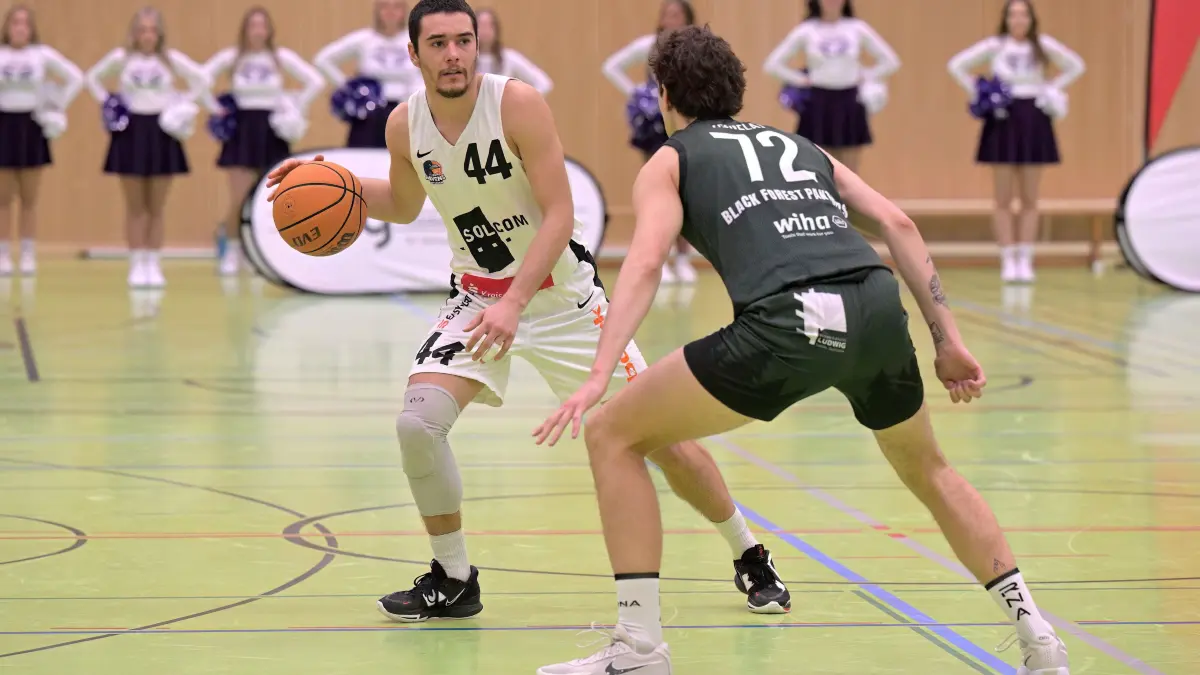 Basketball RL | TSG Solcom Ravens Reutlingen vs. Black Forest Panthers Schwenningen: Basketball 1. RL | TSG Solcom Ravens Reutlingen (weiss) vs. Black Forest Panthers Schwenningen (schwarz) // 2025-11-08 // Foto: Joachim Baur // #44 Vito Barbarosa (TSG Reutlingen) / #72 Denis Zenelaj (Schwenningen)