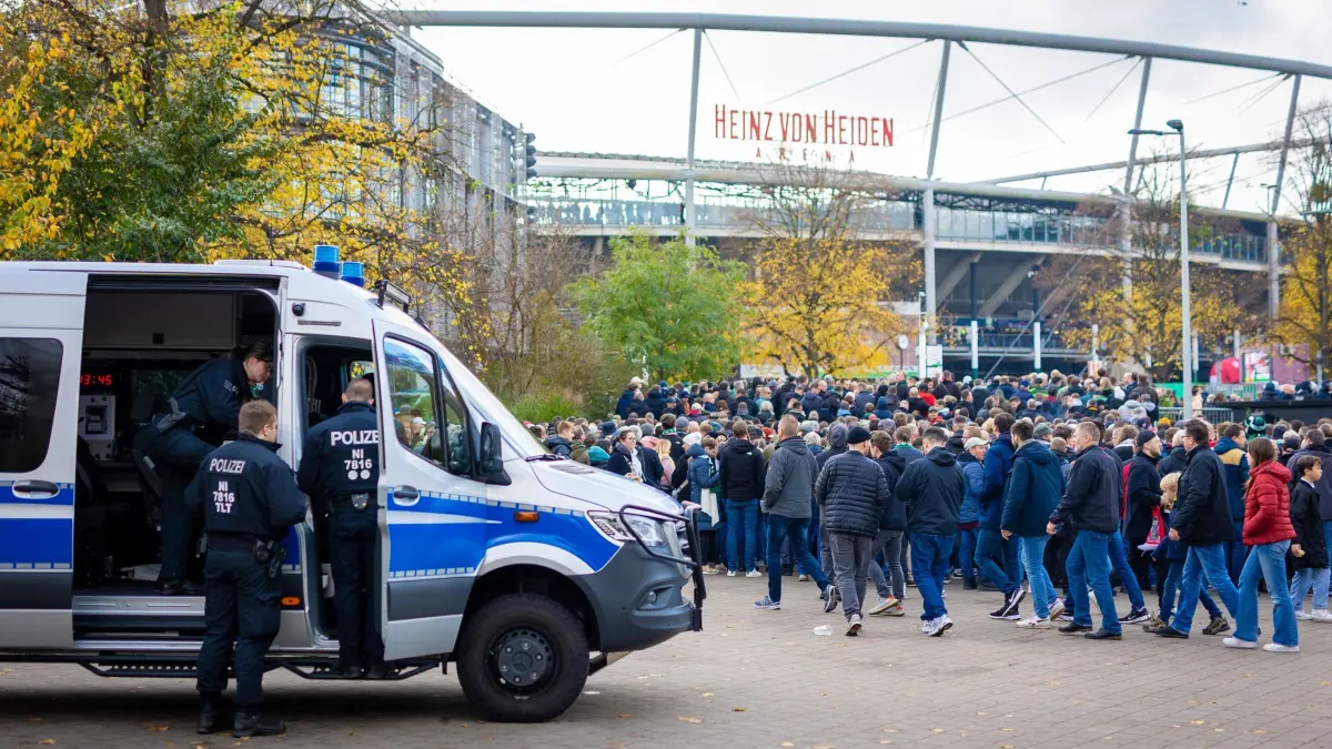 Stadion in Hannover: ARCHIV - 05.11.2023, Niedersachsen, Hannover: Fußball: 2. Bundesliga, Hannover 96 - Eintracht Braunschweig, 12. Spieltag, Heinz von Heiden-Arena. Einsatzkräfte der Polizei und Fans stehen vor dem Stadion. (zu dpa: «Hitlergruß gezeigt: Festnahme nach Zweitliga-Spiel») Foto: Moritz Frankenberg/dpa - WICHTIGER HINWEIS: Gemäß den Vorgaben der DFL Deutsche Fußball Liga bzw. des DFB Deutscher Fußball-Bund ist es untersagt, in dem Stadion und/oder vom Spiel angefertigte Fotoaufnahmen in Form von Sequenzbildern und/oder videoähnlichen Fotostrecken zu verwerten bzw. verwerten zu lassen. +++ dpa-Bildfunk +++