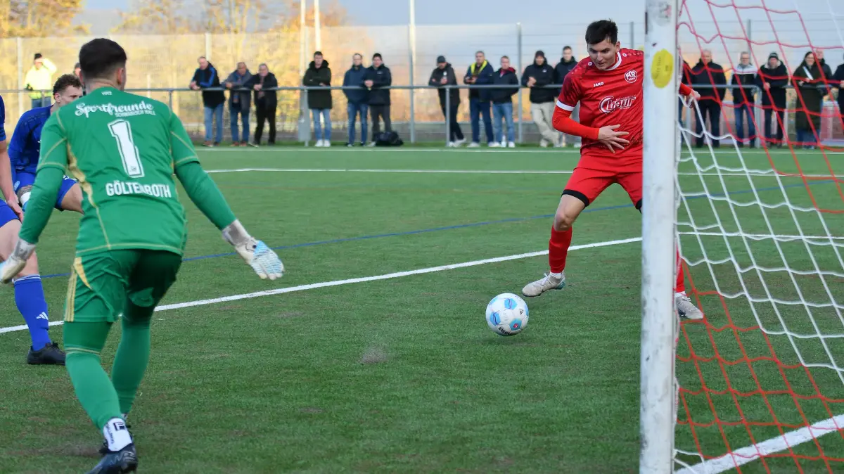 FC Rottenburg vs. Spfr. Schwaebisch Hall, Fussball, Verbandsliga Wuerttemberg, 15. Spieltag, Saison 2025/2026, 08.11.2025: Aaron Leyhr (FC Rottenburg, #07) erzielt voellig freistehend das 3:2 nach einem Pass von Leon Oeschger (FC Rottenburg, #13), Marc Goeltenboth (Spfr. Schwäbisch Hall, #01) kann nur noch zuschauen
FC Rottenburg vs. Spfr. Schwaebisch Hall, Fussball, Verbandsliga Wuerttemberg, 15. Spieltag, Saison 2025/2026, 08.11.2025,
Foto: Eibner-Pressefoto/Ralph Kunze
