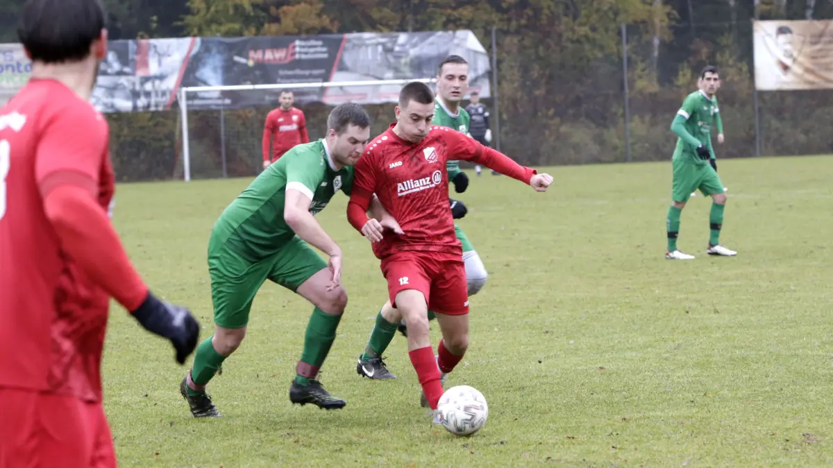 Der FC Matzenbach (rot) hat sich durch den 2:1-Sieg gegen die Spvgg Hengstfeld-Wallhausen in der Tabelle der Kreisliga A4 auf Platz 3 vorgeschoben und ist punktgleich mit dem Zweiten VfR Altenmünster (beide 17).