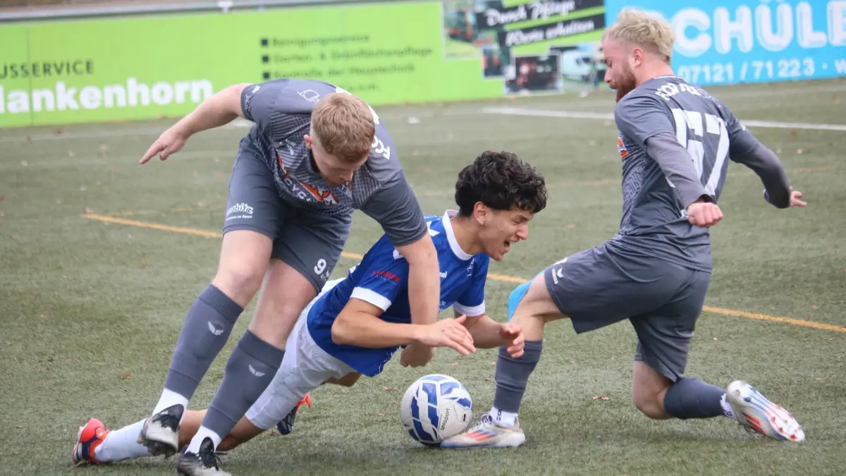 Kampf um den Ball: Der FC 07 Albstadt feiert einen wichtigen 2:1-Auswärtserfolb auf dem Kunstrasen den VfL Pfullingen.