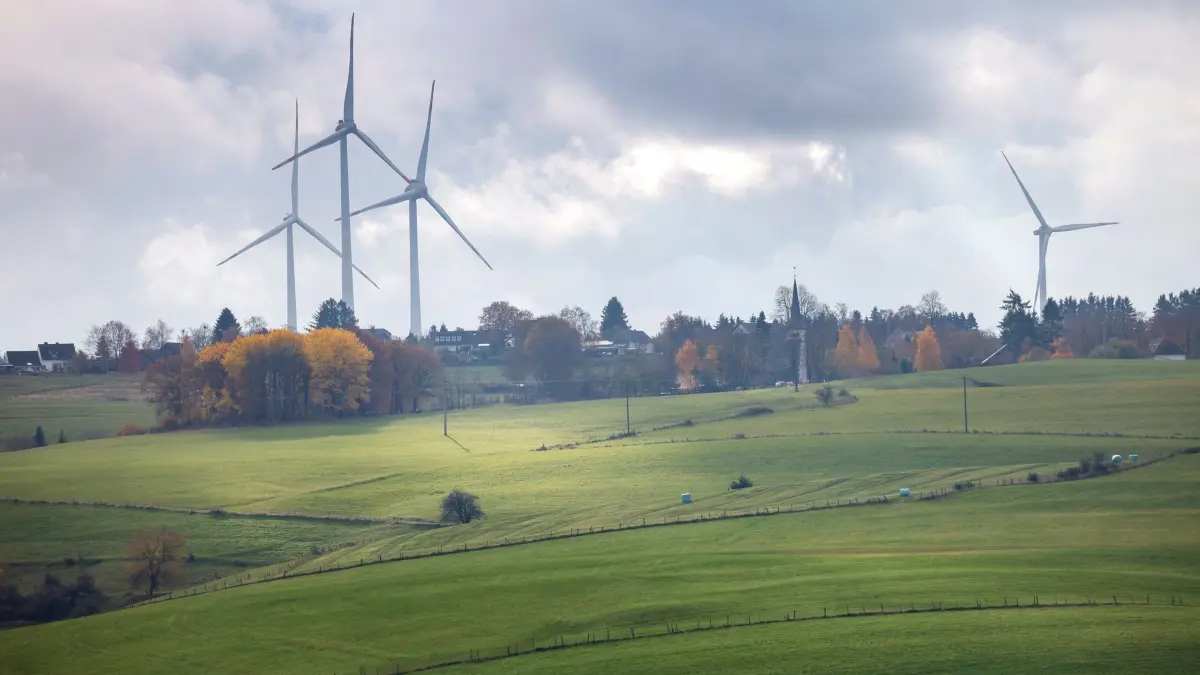 Wetterausblick zum Wochenstart: 09.11.2025, Nordrhein-Westfalen, Hellenthal: Windräder ragen über die herbstlich gefärbte Landschaft empor. Foto: Thomas Banneyer/dpa +++ dpa-Bildfunk +++