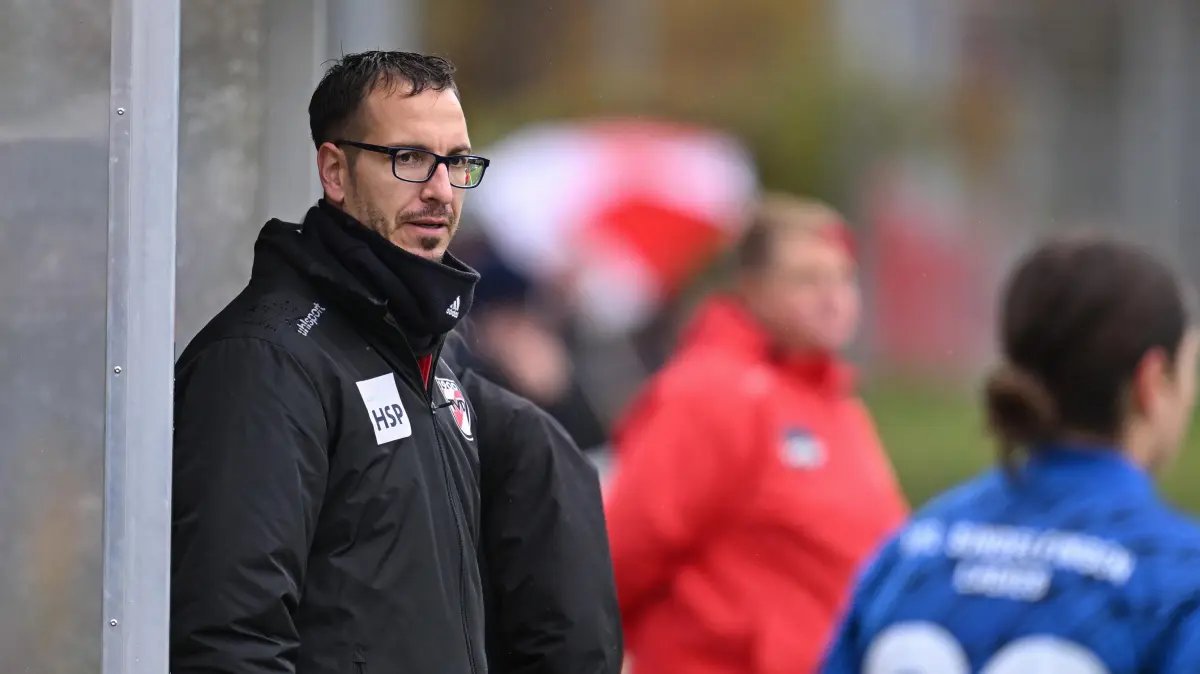 Frauen Verbandsliga, TV Derendingen - VfL Sindelfingen Ladies: Frauen Verbandsliga, 9. Spieltag, TV Derendingen - VfL Sindelfingen Ladies, 09.11.2025 - Trainer Michael Mang (Derendingen)
Foto: Axel Grundler