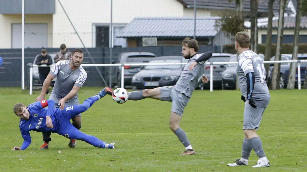 Yoga mal anders: Torreich ging es in der Kreisliga B7 beim Spiel der SGM Unterdeufstetten/Matzenbach II (grau) gegen die TSG Kirchberg zu. Die Gäste setzten sich mit 8:4 durch, die SGM aus Fichtenau war aber immer wieder auf Tuchfühlung.