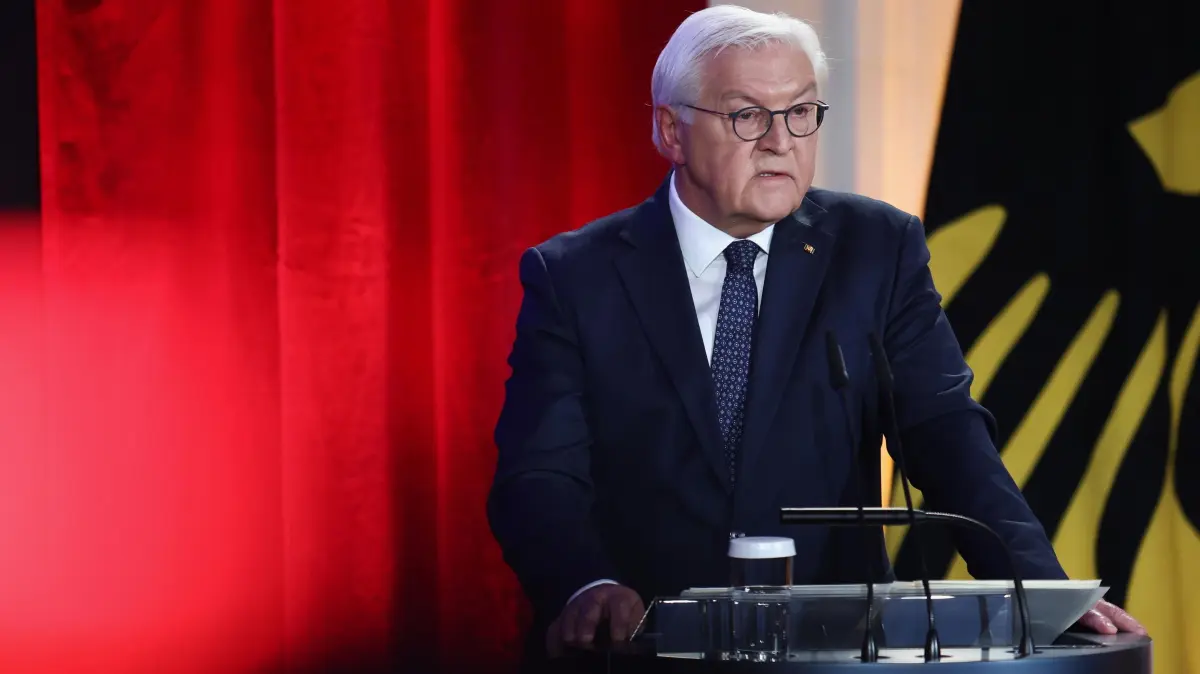 Steinmeier: Demokratie seit 1990 nie so bedroht wie heute: Bundespraesident Frank-Walter Steinmeier spricht bei einer Veranstaltung zum Gedenken an historische Ereignisse am 9. November im Berliner Schloss Bellevue am 09.11.2025. Steinmeier rief bei der Veranstaltung mit deutlichen Worten zum Einsatz fuer die Demokratie auf. In der Politik duerfe es keine Zusammenarbeit mit Extremisten geben. Zugleich muessten sich die Buergerinnen und Buerger mehr einmischen. (Siehe epd-Meldung vom 09.11.2025)