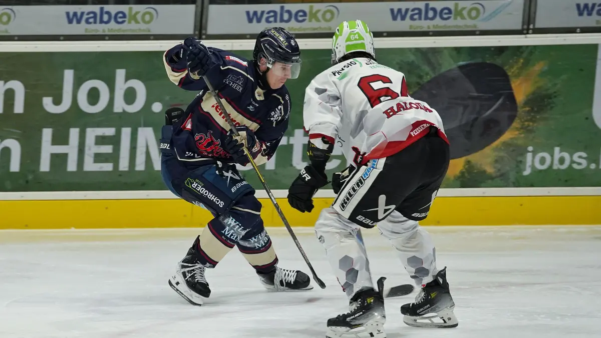 Die Eishockey-Bayernligisten des VfE Ulm/Neu-Ulm Devils gewinnen vor heimischer Kulisse am 9. November gegen die Miners Peißenberg.