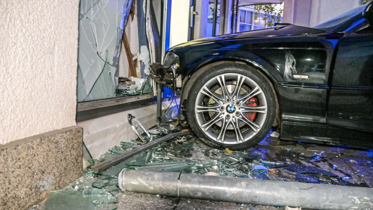 Ein BMW steht vor einer Bäckereifiliale in der Gerberstraße in Göppingen. In der Nacht war der Wagen von der Straße abgekommen und gegen die Mauern eines Gebäudes geprallt. Feuerwehr, Rettungsdienst und Polizei waren an die Unfallstelle ausgerückt. Nach ersten Informationen vor Ort wurden auch mehrere Menschen verletzt.