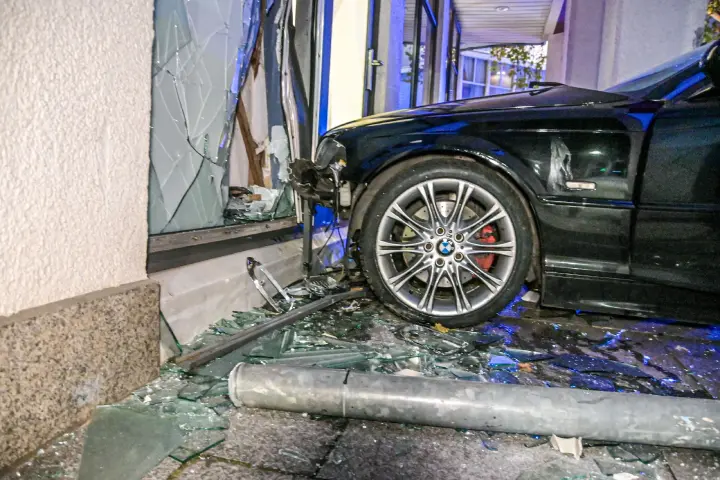 Offenbar führt illegales Autorennen zu Crash in der Göppinger Innenstadt