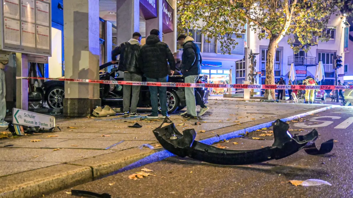 Ein BMW steht vor einer Bäckereifiliale in der Gerberstraße in Göppingen. In der Nacht war der Wagen von der Straße abgekommen und gegen die Mauern eines Gebäudes geprallt. Feuerwehr, Rettungsdienst und Polizei waren an die Unfallstelle ausgerückt. Nach ersten Informationen vor Ort wurden auch mehrere Menschen verletzt.