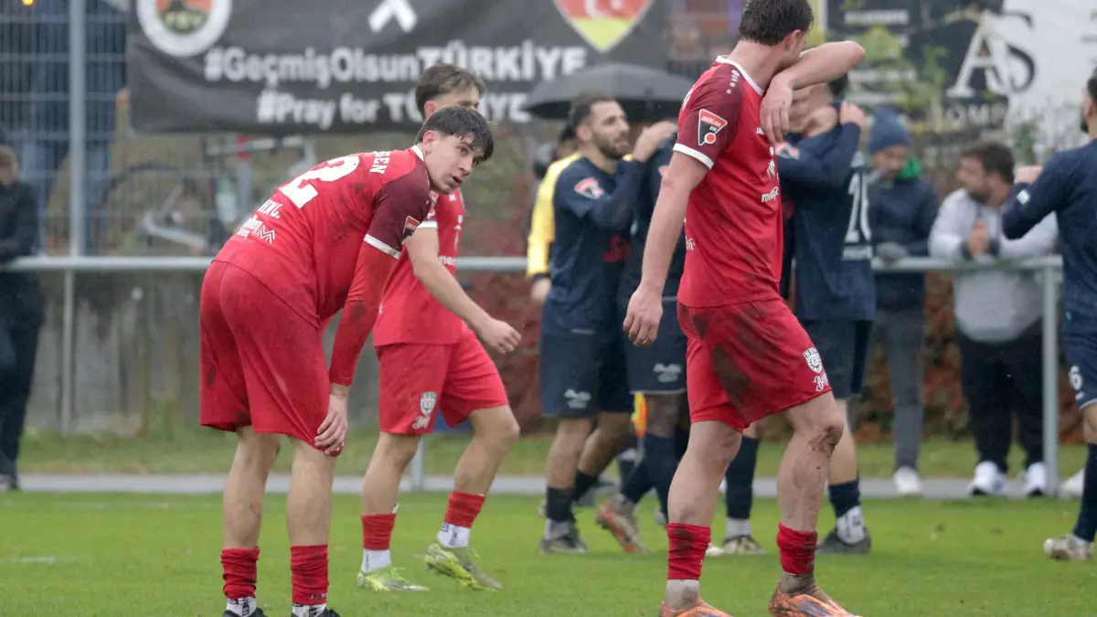 Fussball OL | Tuerkischer SV Singen vs. SSV Reutlingen: Fussball OL | Tuerkischer SV Singen (blau) vs. SSV Reutlingen (rot) // 2025-11-09 // Foto: Baur //
Frust #12 Lino Kuhn (SSV Reutlingen 1905)