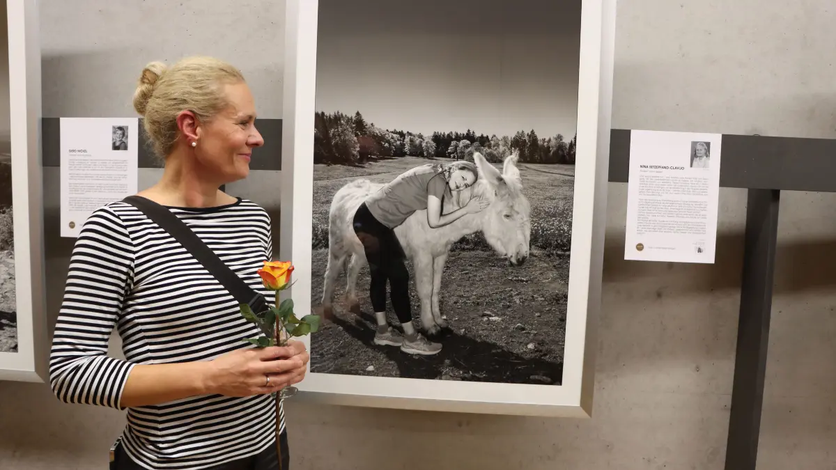 Dreimal Nina Setzepfand-Clavijo: als Besucherin der Ausstellung, im Porträt von Gabriele Hepp und als Albstädter Kind.