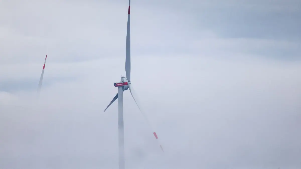 Wetter in Baden-Württemberg: 09.11.2025, Baden-Württemberg, Langenenslingen: Windräder ragen auf der Schwäbischen Alb aus dem Nebel. Foto: Thomas Warnack/dpa +++ dpa-Bildfunk +++