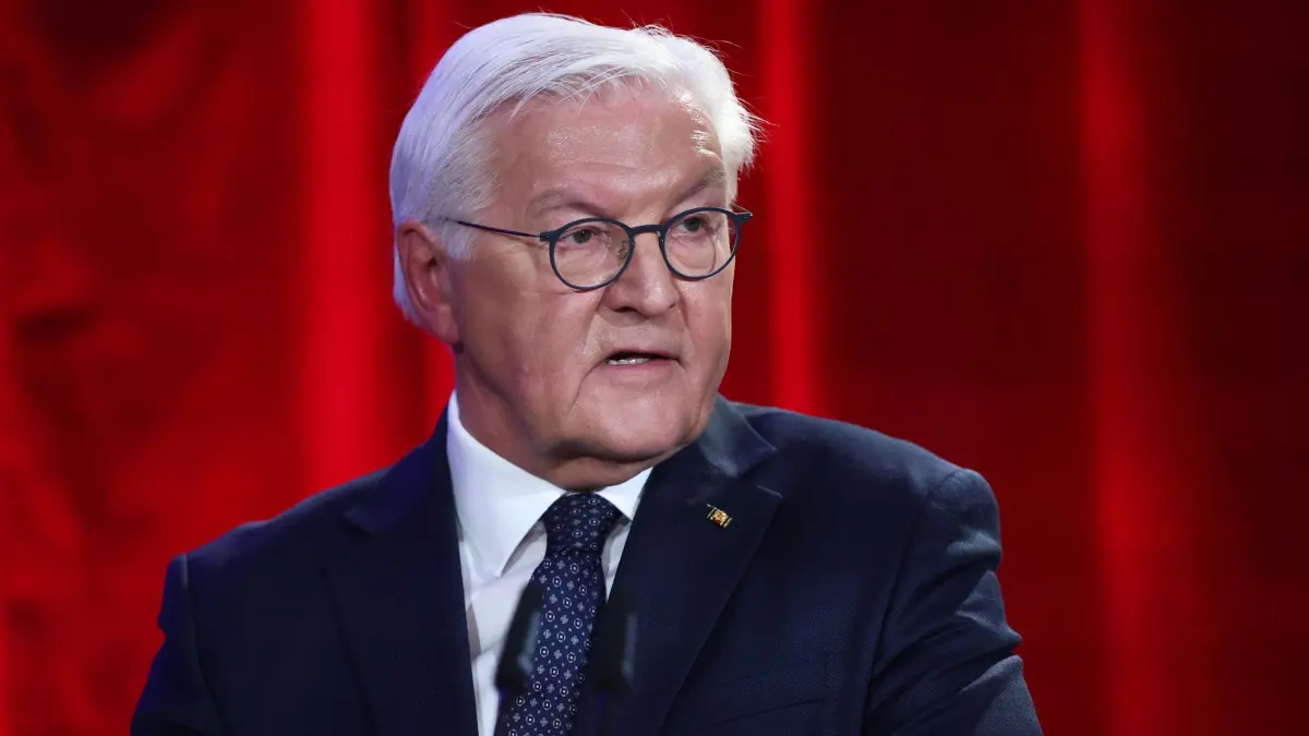 Gedenken 9. November - Bundespräsident: 09.11.2025, Berlin: Bundespräsident Frank-Walter Steinmeier hält am Jahrestag des Mauerfalls 1989, des antijüdischen Pogroms der Nazis 1938 und der Ausrufung der Republik nach dem Ersten Weltkrieg 1918 in seiner Residenz Schloss Bellevue in Berlin, Deutschland, eine Rede über aktuelle Gefahren für die Demokratie. Foto: Maryam Majd/Pool AP/dpa +++ dpa-Bildfunk +++