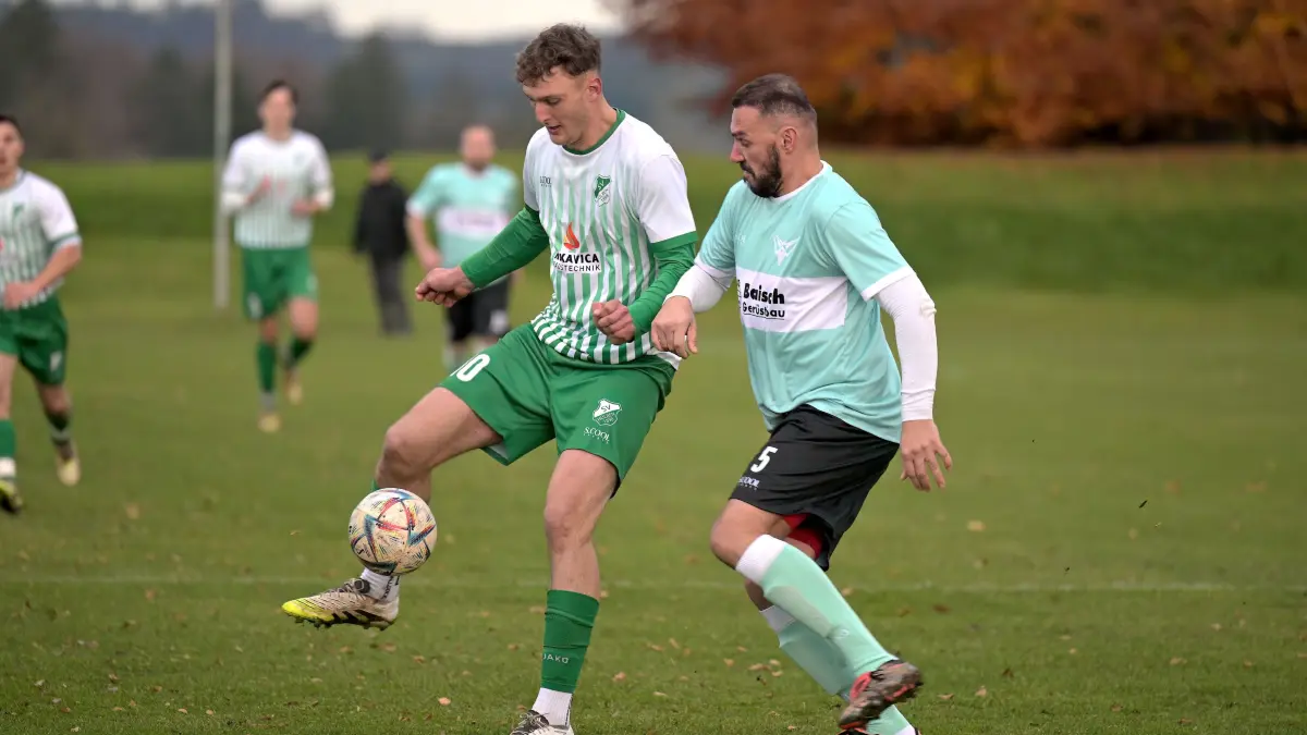 Fussball KL A | TSV Wittlingen vs. SV Huelben: Fussball KL A1 | TSV Wittlingen (tuerkis/schwarz) vs. SV Huelben (gruen/weiss) // 2025-11-08 // Foto: Joachim Baur // #10 Marvin Delimar (SV Huelben) / #5 Miroslac Vidakovic (TSV Wittlingen)