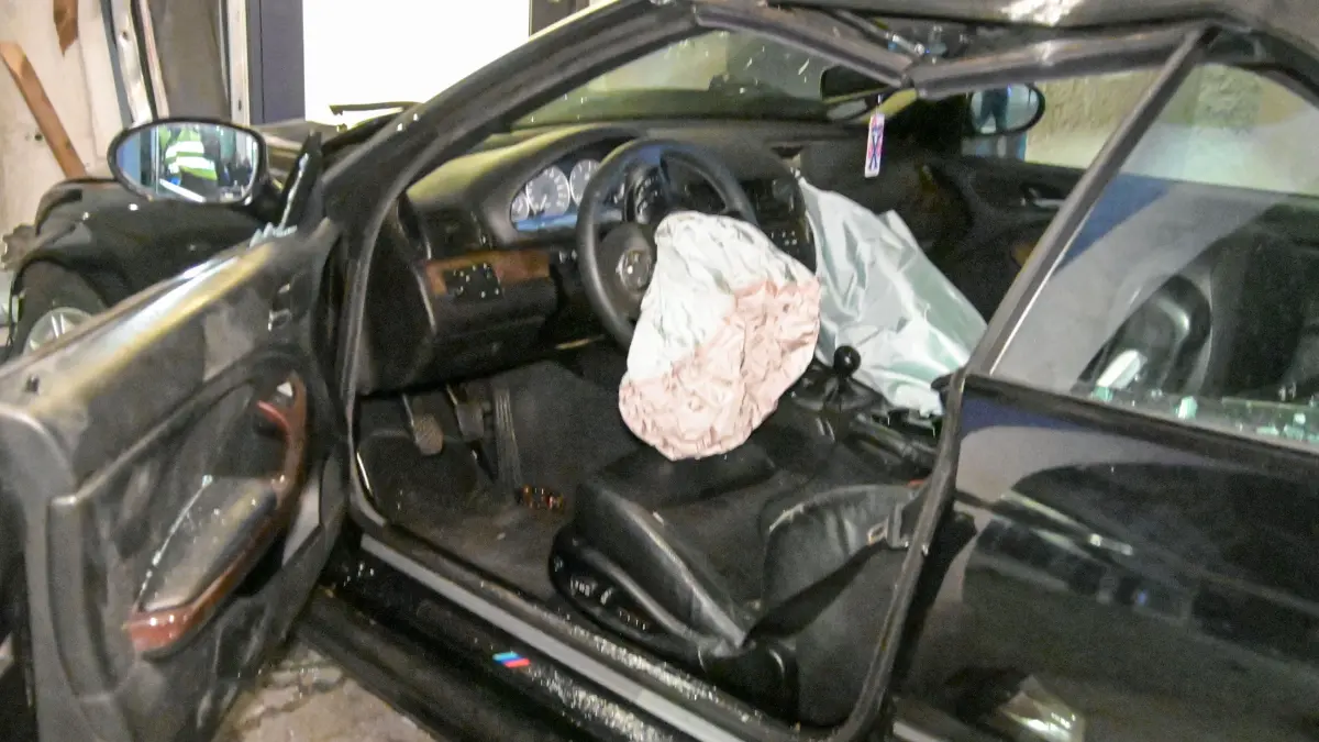 Ein BMW steht vor einer Bäckereifiliale in der Gerberstraße in Göppingen. In der Nacht war der Wagen von der Straße abgekommen und gegen die Mauern eines Gebäudes geprallt. Feuerwehr, Rettungsdienst und Polizei waren an die Unfallstelle ausgerückt. Nach ersten Informationen vor Ort wurden auch mehrere Menschen verletzt.