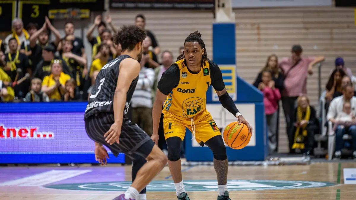 GER, Bozic Estriche Knights Kirchheim vs. Tigers Tuebingen, BARMER 2. Basketball Bundesliga, 08. Spieltag, Saison 2025/2026, 09.11.2025: Miles Lamar Tention (Tigers Tuebingen, #03) Phillip Montreal Russell (Bozic Estriche Knights Kirchheim, #01)
GER, Bozic Estriche Knights Kirchheim vs. Tigers Tuebingen, BARMER 2. Basketball Bundesliga, 08. Spieltag, Saison 2025/2026, 09.11.2025
Foto: Eibner-Pressefoto/Nina Sander