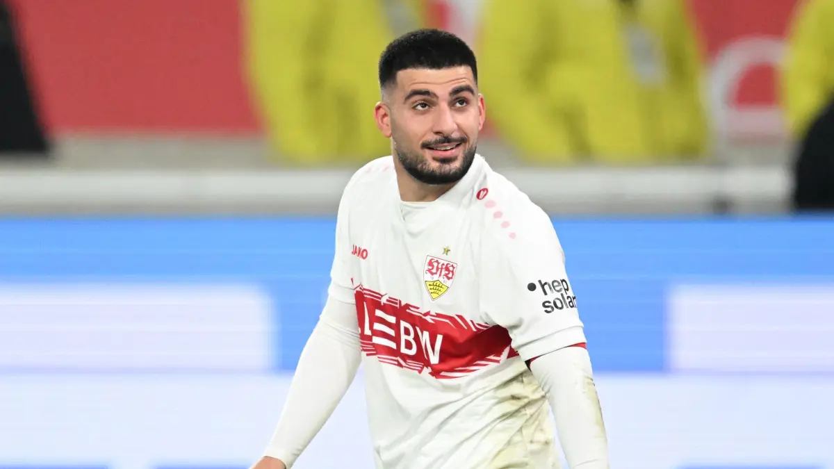 VfB Stuttgart - FC Augsburg: 09.11.2025, Baden-Württemberg, Stuttgart: Fußball: Bundesliga, VfB Stuttgart - FC Augsburg, 10. Spieltag, MHPArena. Deniz Undav (VfB Stuttgart), freut sich über seinen Treffer zum 3:2. Foto: Bernd Weißbrod/dpa - WICHTIGER HINWEIS: Gemäß den Vorgaben der DFL Deutsche Fußball Liga bzw. des DFB Deutscher Fußball-Bund ist es untersagt, in dem Stadion und/oder vom Spiel angefertigte Fotoaufnahmen in Form von Sequenzbildern und/oder videoähnlichen Fotostrecken zu verwerten bzw. verwerten zu lassen. +++ dpa-Bildfunk +++