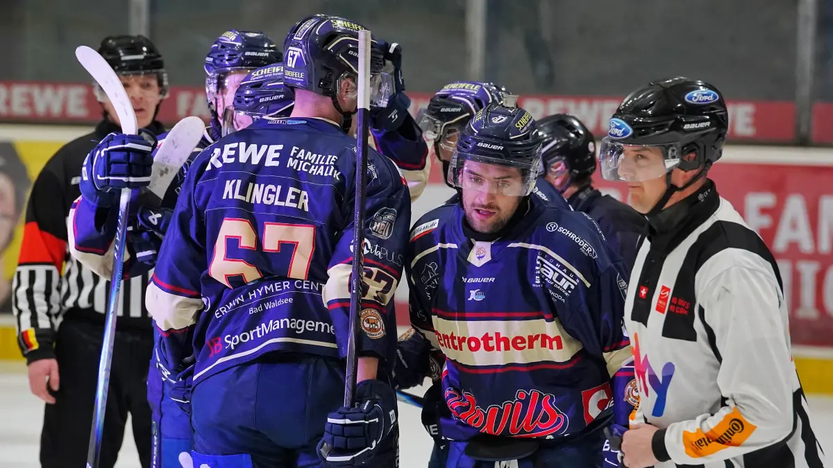 Die Eishockey-Bayernligisten des VfE Ulm/Neu-Ulm Devils gewinnen vor heimischer Kulisse am 9. November gegen die Miners Peißenberg.