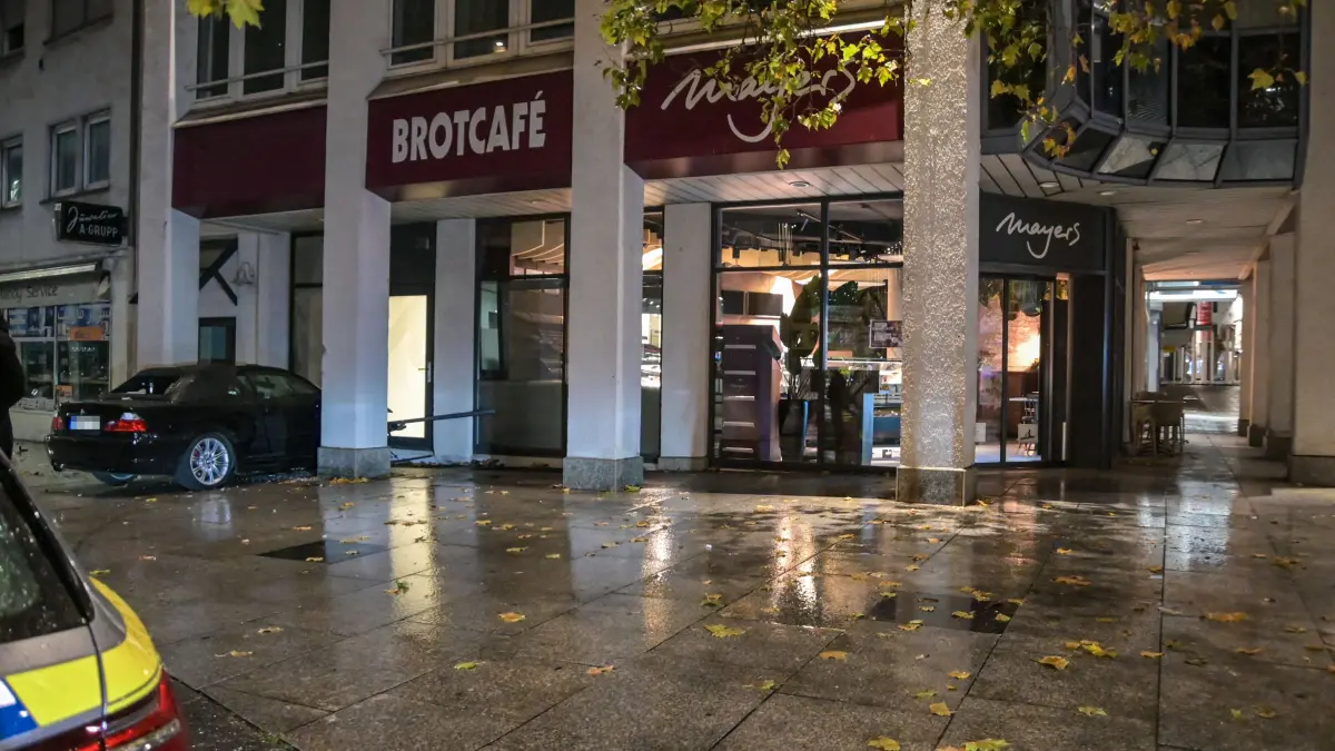 Ein BMW steht vor einer Bäckereifiliale in der Gerberstraße in Göppingen. In der Nacht war der Wagen von der Straße abgekommen und gegen die Mauern eines Gebäudes geprallt. Feuerwehr, Rettungsdienst und Polizei waren an die Unfallstelle ausgerückt. Nach ersten Informationen vor Ort wurden auch mehrere Menschen verletzt.