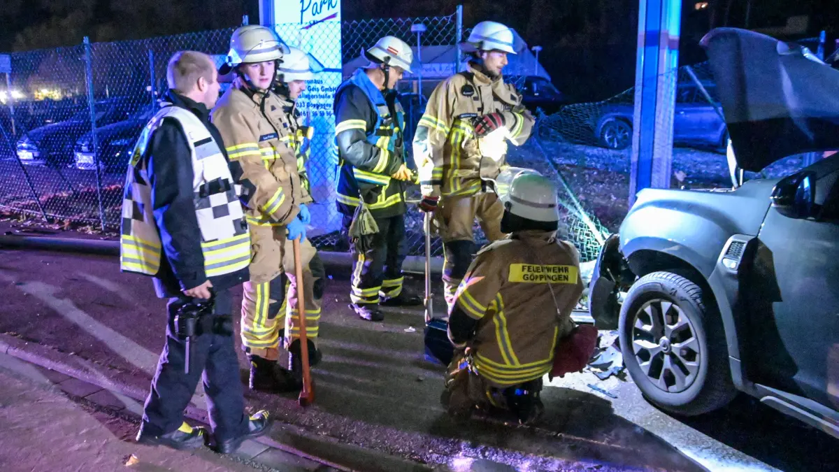 Ein Wagen steht neben der Großeislinger Straße in Göppingen. In der Nacht war der Wagen von der Straße abgekommen und gegen ein anderes abgestelltes Auto, eine Außenlampe sowie gegen einen Zaun gekracht. Feuerwehr, Rettungsdienst und Polizei waren an die Unfallstelle ausgerückt.