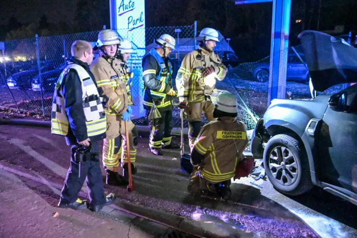 Betrunkene Frau fährt gegen Lieferwagen und Laternenmast