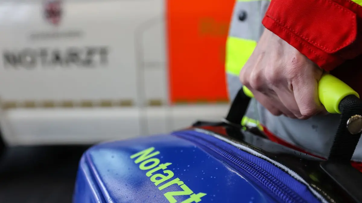 Notarzt: ARCHIV - 07.05.2024, Nordrhein-Westfalen, Leverkusen: Ein Notarzt steht bei einer Schockraumübung der Feuerwehr Leverkusen an einem Rettungswagen. (zu dpa: «84-Jähriger wird angefahren und schwerst verletzt») Foto: Oliver Berg/dpa +++ dpa-Bildfunk +++
