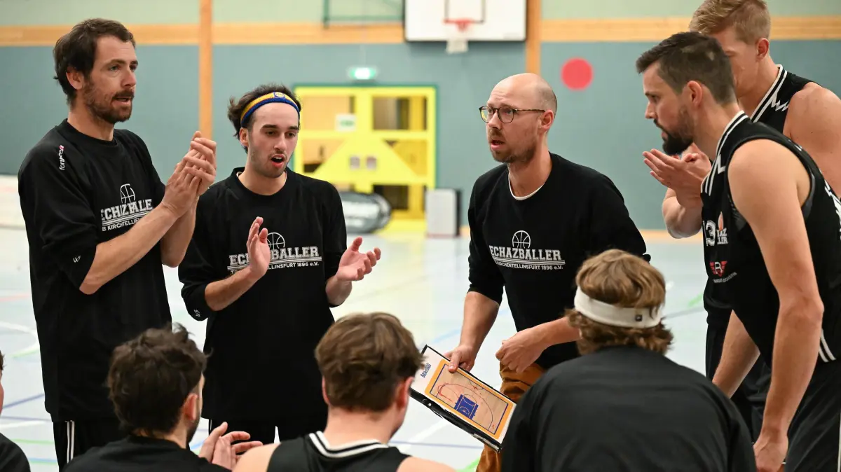 Basketball Oberliga, TB Kirchentellinsfurt - BBA Ludwigsburg II: Basketball Oberliga, TB Kirchentellinsfurt - BBA Ludwigsburg II, 08.11.2025 - Trainer Daniel Gärtner (TBK, 3.v.r)
Foto: Axel Grundler