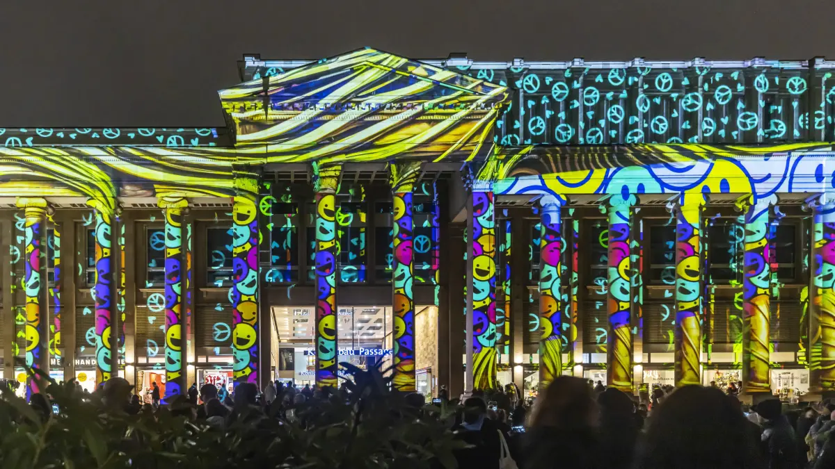 Illumination des Königsbau am Schlossplatz. Stuttgart leuchtet 2025. Lange Einkaufsnacht in der Stuttgarter Innenstadt. : Illumination des Königsbau am Schlossplatz. Stuttgart leuchtet 2025. Lange Einkaufsnacht in der Stuttgarter Innenstadt. Organisiert wurde die Aktion von der City-Initiative Stuttgart CIS. // 08.11.2025. Stuttgart, Baden-Württemberg, Deutschland *** Illumination of the Königsbau on Schlossplatz Stuttgart leuchtet 2025 Long shopping night in Stuttgart city centre The event was organized by the City Initiative Stuttgart CIS 08 11 2025 Stuttgart, Baden Württemberg, Germany