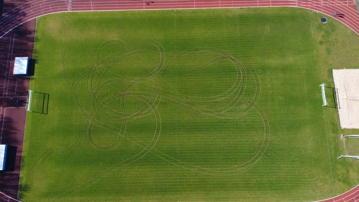 Sportplatz Belsen, zerstörter Rasen