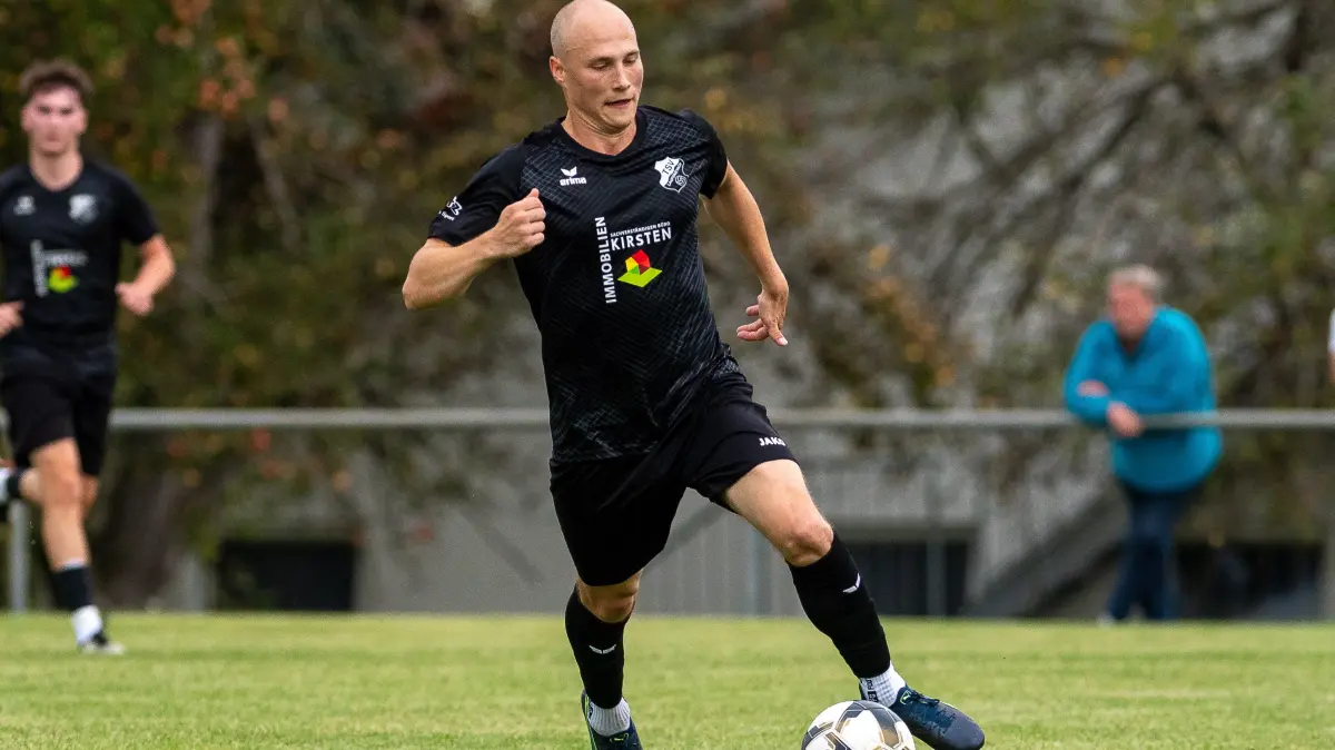 Das 1:0 für den TSV Laufen/Eyach im Duell gegen den FC Grosselfingen leitete Tobias Schatz ein.