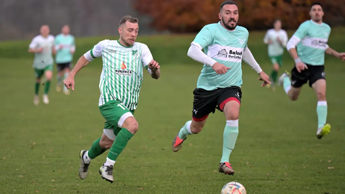 Fussball KL A | TSV Wittlingen vs. SV Huelben: Fussball KL A1 | TSV Wittlingen (tuerkis/schwarz) vs. SV Huelben (gruen/weiss) // 2025-11-08 // Foto: Joachim Baur // #11 Christian Locher (SV Huelben) / #5 Miroslac Vidakovic (TSV Wittlingen)
