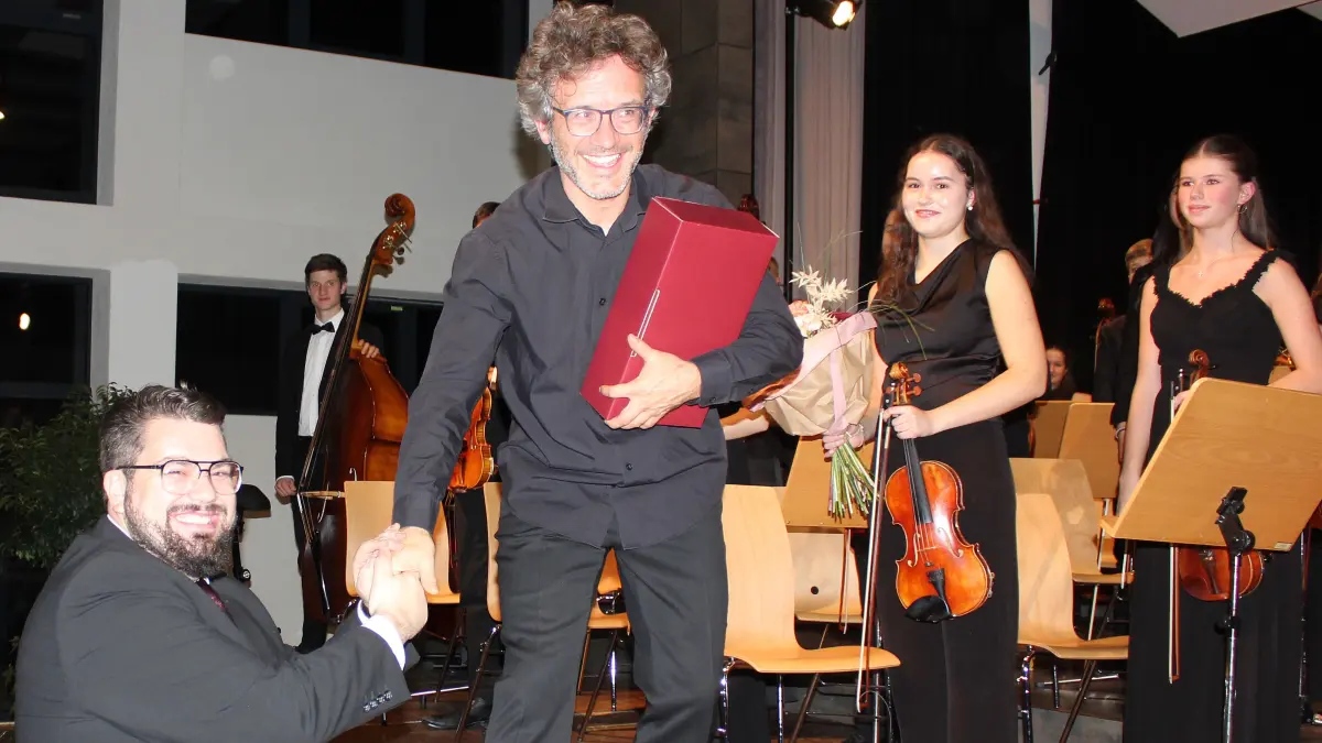 Landesjugendorchester in Burladingen Christoph Kolb (r.) und Dirigent Altstaedt