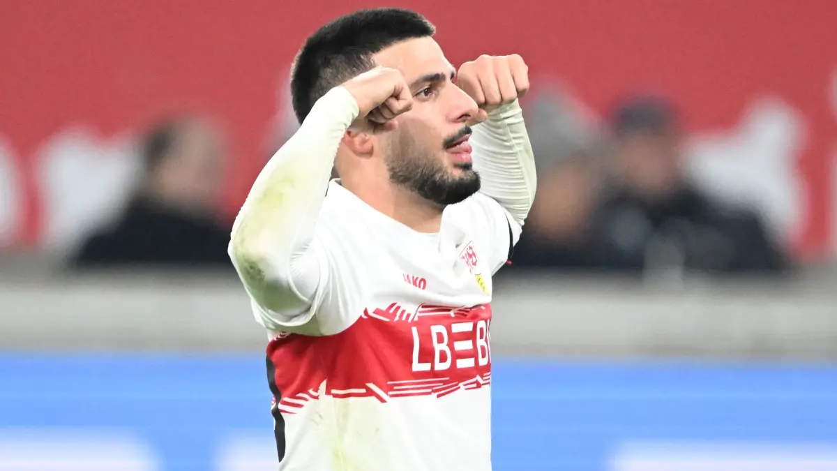 VfB Stuttgart - FC Augsburg: 09.11.2025, Baden-Württemberg, Stuttgart: Fußball: Bundesliga, VfB Stuttgart - FC Augsburg, 10. Spieltag, MHPArena. Deniz Undav (VfB Stuttgart), freut sich über seinen Treffer zum 3:2. Foto: Bernd Weißbrod/dpa - WICHTIGER HINWEIS: Gemäß den Vorgaben der DFL Deutsche Fußball Liga bzw. des DFB Deutscher Fußball-Bund ist es untersagt, in dem Stadion und/oder vom Spiel angefertigte Fotoaufnahmen in Form von Sequenzbildern und/oder videoähnlichen Fotostrecken zu verwerten bzw. verwerten zu lassen. +++ dpa-Bildfunk +++
