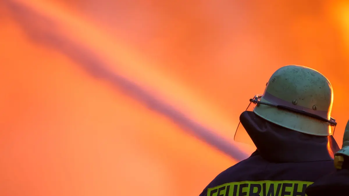 Feuerwehr Symbolbild: ARCHIV - 20.04.2025, Nordrhein-Westfalen, Lügde: Ein Feuerwehrmann löscht ein Feuer. (zu dpa: «Brandserie in Essen - Polizei ermittelt») Foto: Christoph Reichwein/dpa +++ dpa-Bildfunk +++