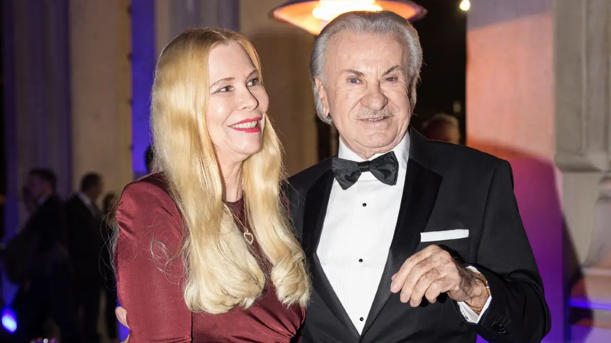 43. Deutscher Sportpresseball: 08.11.2025, Hessen, Frankfurt/M.: Der deutsche Unternehmer Willi Weber kommt in Begleitung von Heike Geißler auf den 43. Deutschen Sportpresseball. Foto: Hannes P. Albert/dpa +++ dpa-Bildfunk +++