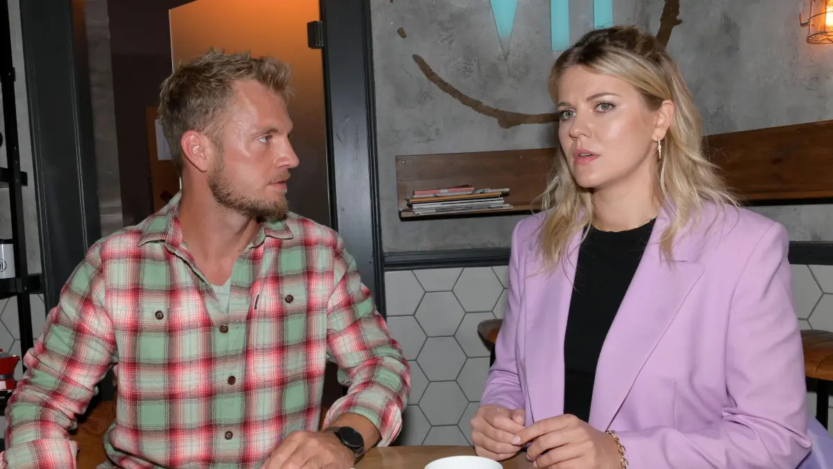 Alicia (Josefin Bressel) glaubt, dass Paul (Niklas Osterloh) sie betrogen hat.