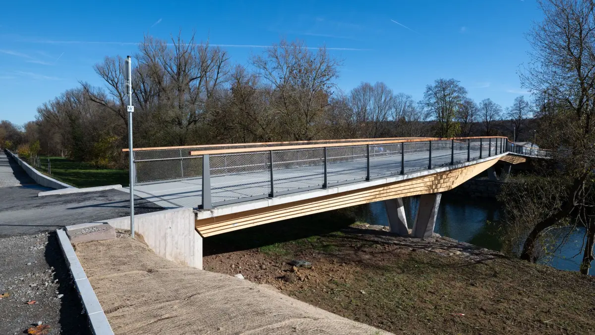 Bankmannsteg oder Moshi-Brücke über den Neckar in Lustnau