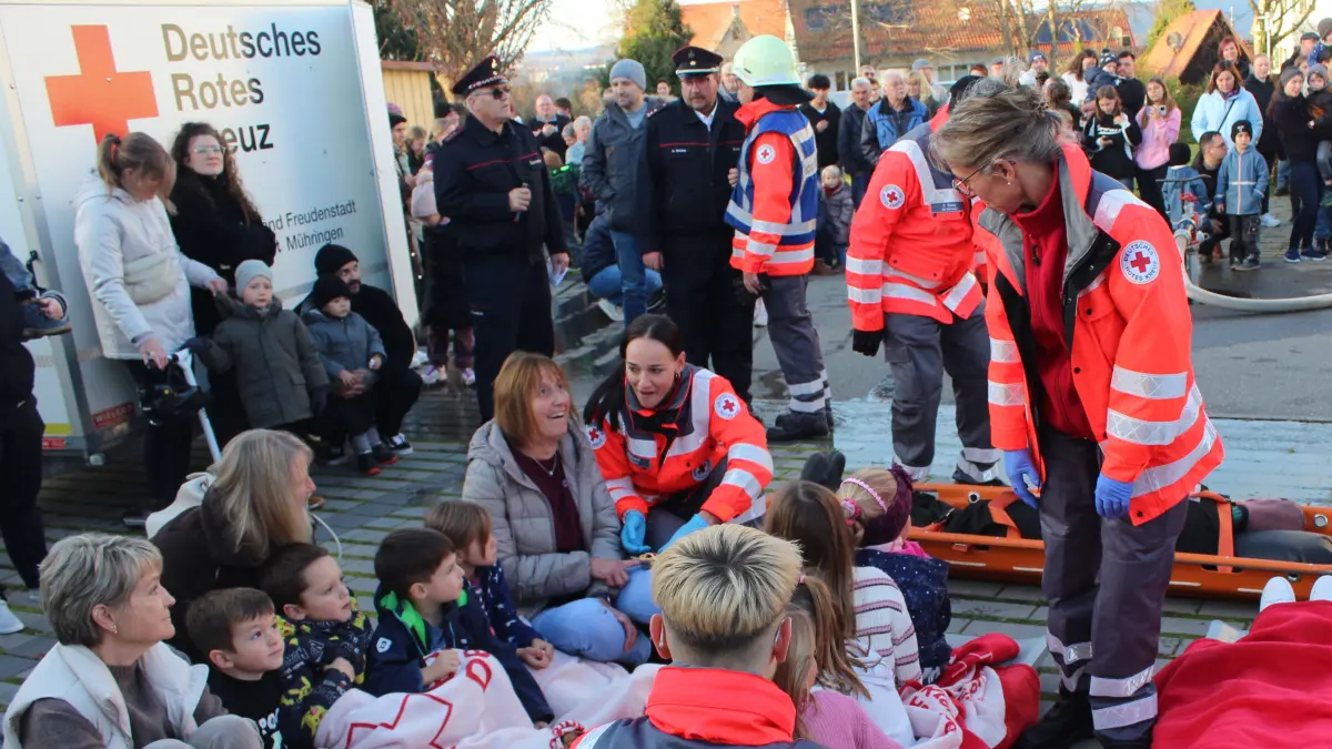 Die geretteten Kinder und Erzieherinnen mit (hinten links) Benno Weinstein, der die Feuerwehrübung kommentierte, und dem Nordstetter Abteilungskommandanten Armin Schäfer. Rechts steht Michael Eitelbuß, Gruppenführer des DRK Mühringen.