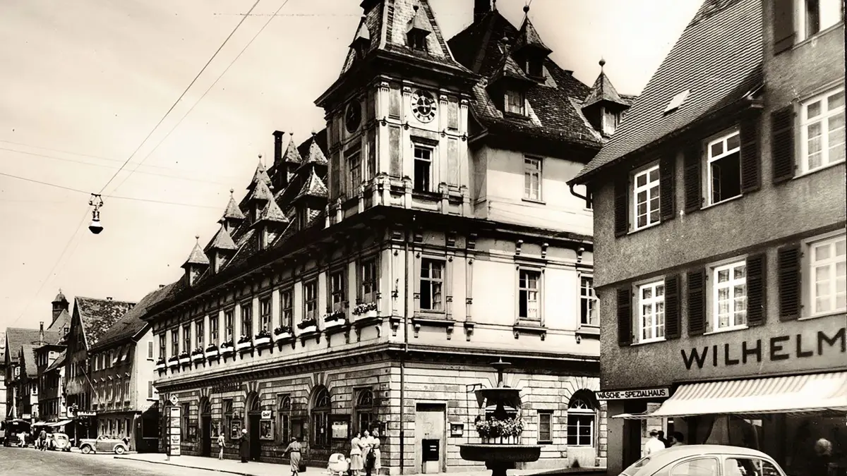 Serie „Altstadt im Blickpunkt“ die Folge 12 zum Alten Rathaus. Noch ganz im Still des Umbaus der 1880er Jahre: Das Alte Rathaus mit Türmchen und der auch im Erdgeschoss geschlossenen Renaissance-Fassade.