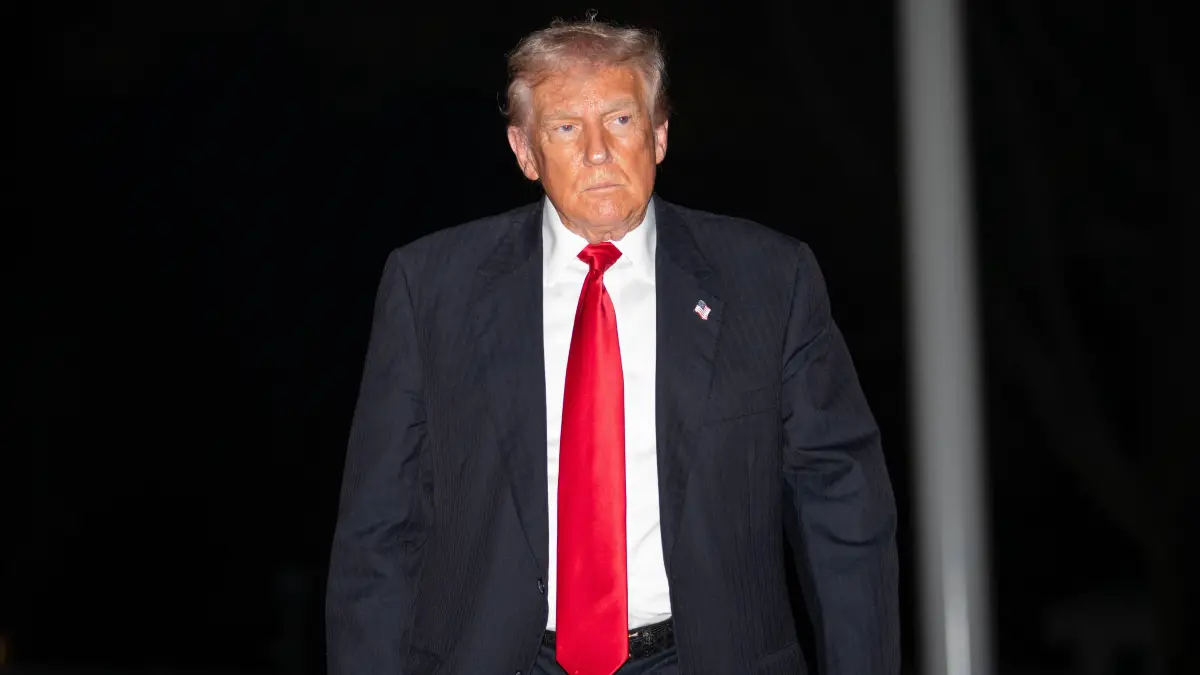 US President Donald Trump arrives to the White House in Washington, DC, following a trip to Palm Beach, Florida with a stop at a Washington Commanders football game on November 9, 2025. (Photo by Allison ROBBERT / AFP)