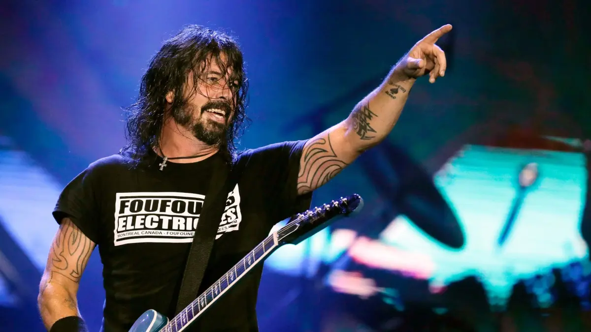 ARCHIV - 29.09.2019, Brasilien, Rio De Janeiro: Dave Grohl von der Band Foo Fighters tritt während des Musikfestivals Rock in Rio auf. Die US-Rockband Foo Fighters will zum ersten Mal seit dem Tod ihres Schlagzeugers wieder an US-Festivals teilnehmen. (zu dpa "Foo Fighters kündigen erste Auftritte nach Tod des Schlagzeugers an") Foto: Leo Correa/AP/dpa +++ dpa-Bildfunk +++