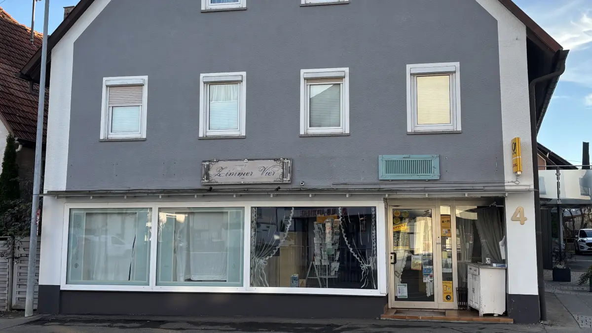 Im Schaufenster hängt ein handgeschriebener Zettel, auf dem sich der Betreiber entschuldigt. Es bleibt unklar, warum die Postfiliale schließen musste.
