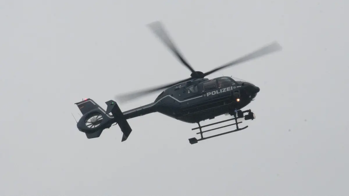Polizeihubschrauber: ARCHIV - 29.03.2018, Berlin: Ein Polizeihubschrauber fliegt über die Rigaer Straße in Berlin. (zu dpa: «Teenager als Täter? Hubschrauber-Crew von Laser geblendet») Foto: Paul Zinken/dpa +++ dpa-Bildfunk +++