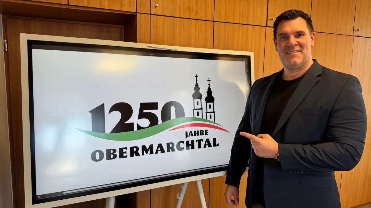 Bürgermeister Martin Krämer präsentiert stolz das Logo zur 1250-Jahr-Feier der Gemeinde Obermarchtal.