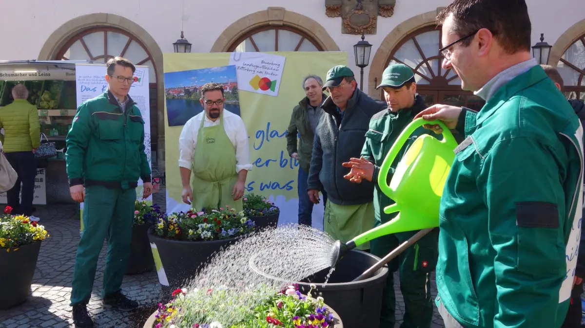 (ohne Überschrift): Vorsicht: Dieses Foto ist möglicherweise nur für den einstigen Verlag Schwäbisches Tagblatt verwendbar. Pflanzaktion Stadtverwaltung Rottenburg
Bild: Straub